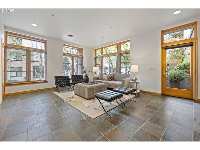 1120 Nw Northrup St 102, Portland, OR 97209