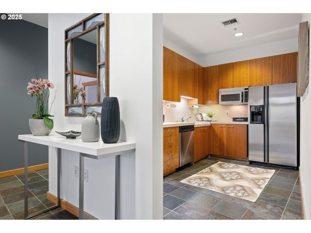 1120 Nw Northrup St 102, Portland, OR 97209