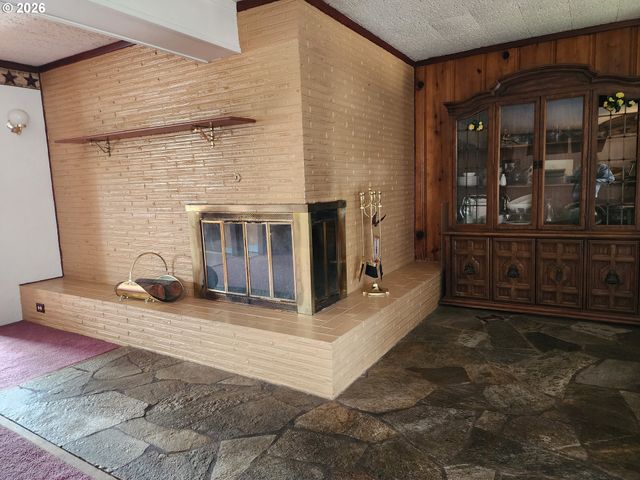 725 W MAIN St, Molalla, OR 97038