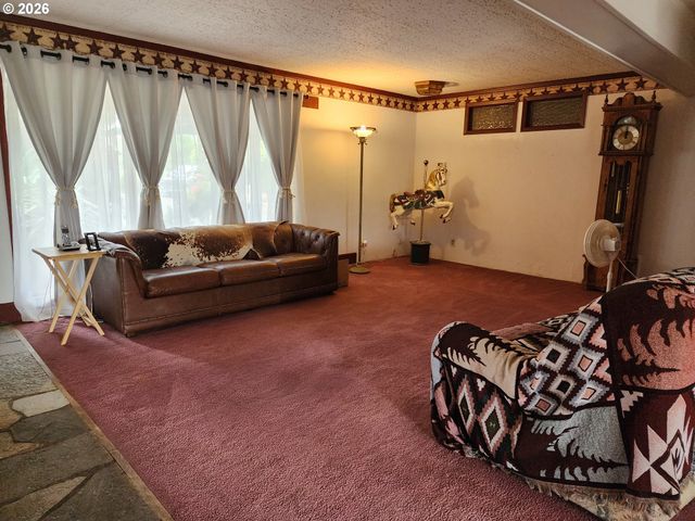 725 W MAIN St, Molalla, OR 97038