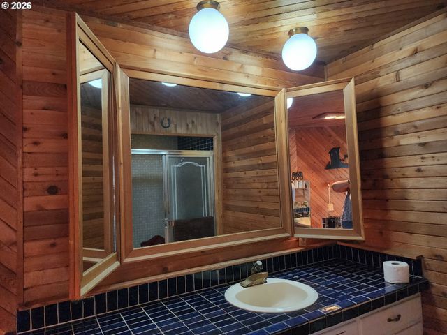 725 W MAIN St, Molalla, OR 97038