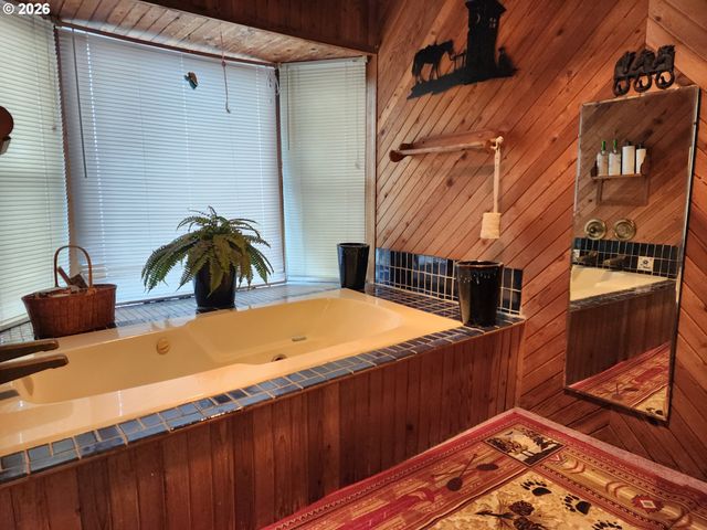 725 W MAIN St, Molalla, OR 97038