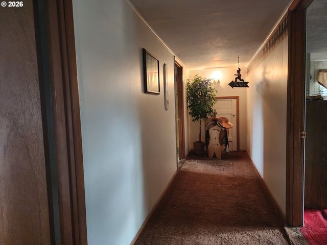 725 W MAIN St, Molalla, OR 97038