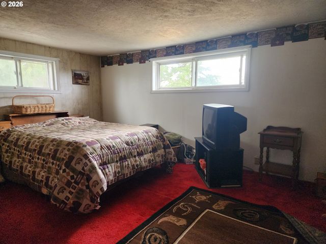 725 W MAIN St, Molalla, OR 97038