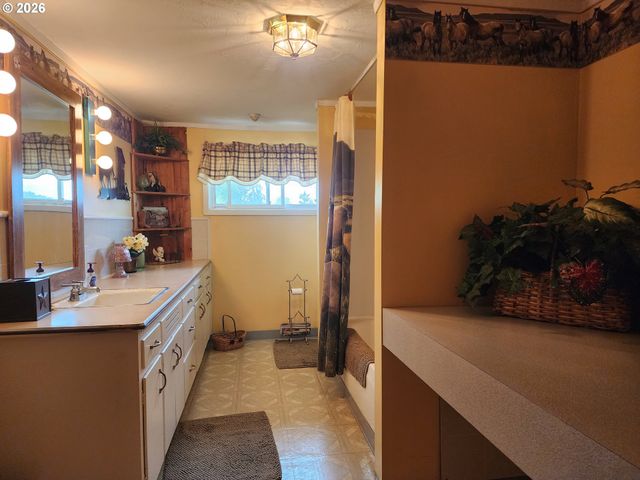 725 W MAIN St, Molalla, OR 97038