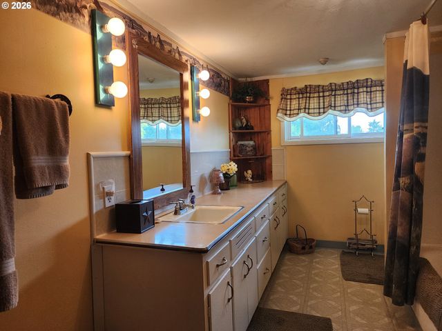 725 W MAIN St, Molalla, OR 97038