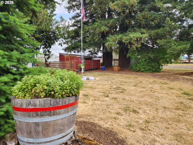 725 W MAIN St, Molalla, OR 97038