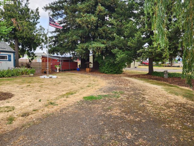 725 W MAIN St, Molalla, OR 97038