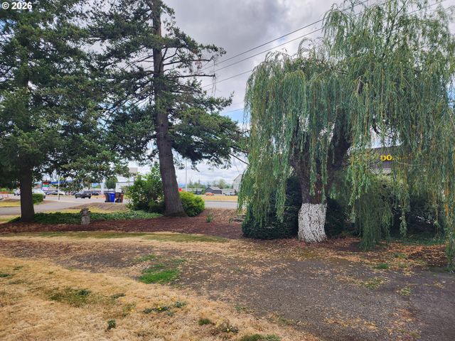 725 W MAIN St, Molalla, OR 97038