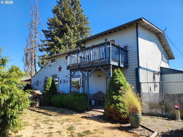 725 W MAIN St, Molalla, OR 97038
