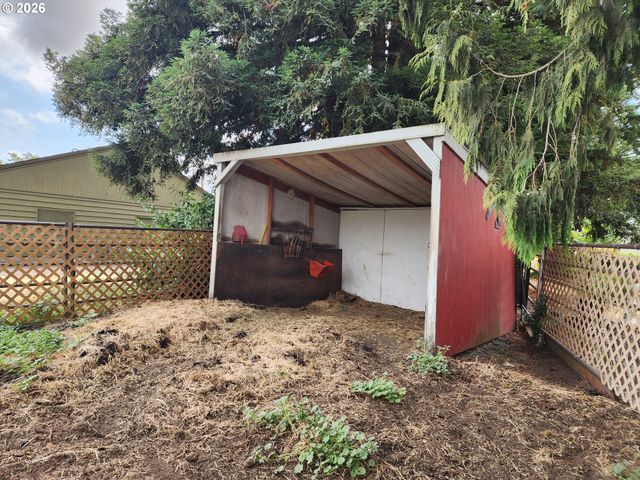 725 W MAIN St, Molalla, OR 97038