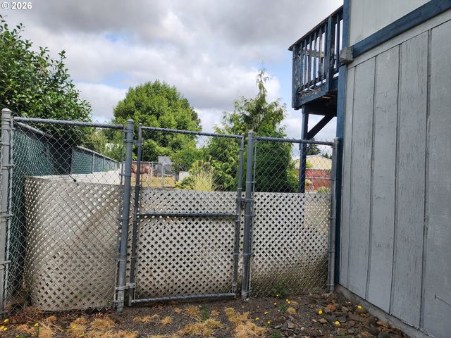 725 W MAIN St, Molalla, OR 97038