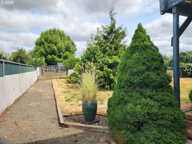 725 W MAIN St, Molalla, OR 97038