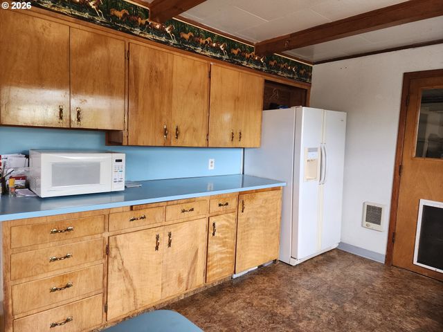 725 W MAIN St, Molalla, OR 97038