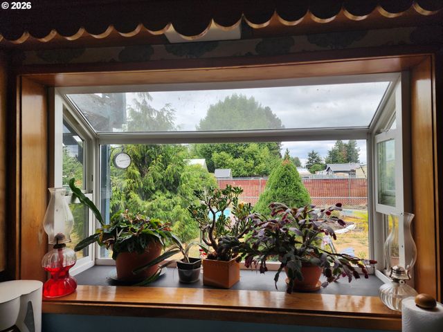 725 W MAIN St, Molalla, OR 97038