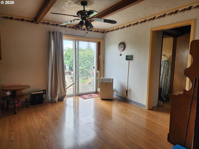 725 W MAIN St, Molalla, OR 97038