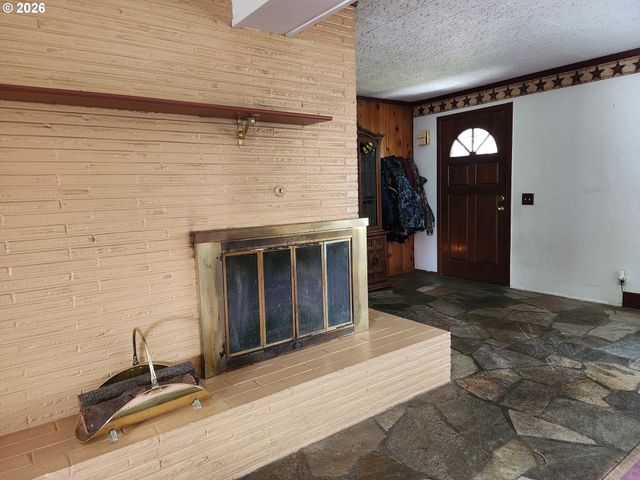 725 W MAIN St, Molalla, OR 97038