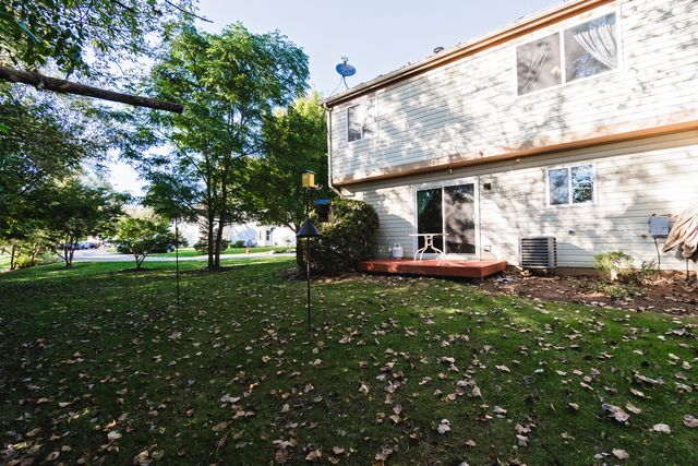 821 E Saratoga Circle, Island Lake, IL 60042