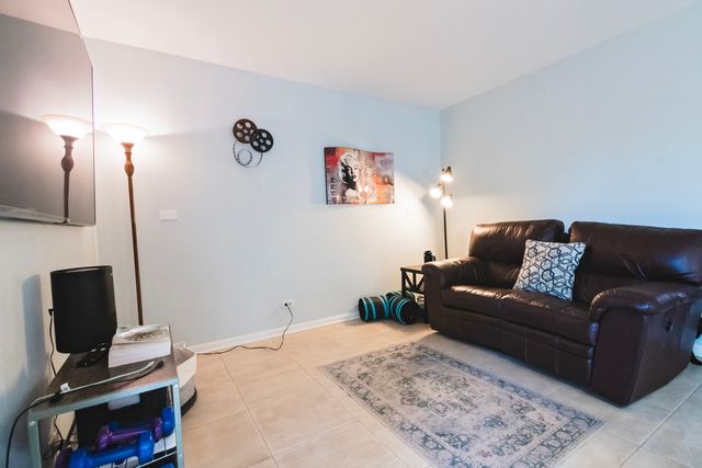 821 E Saratoga Circle, Island Lake, IL 60042