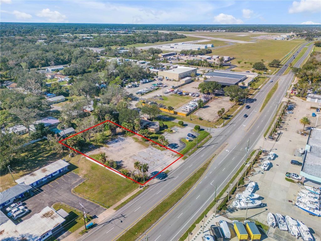 Image 8 of property listing at 1296 N DIXIE FREEWAY, New Smyrna Beach, FL 32168