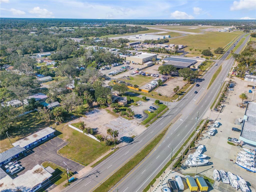 Image 9 of property listing at 1296 N DIXIE FREEWAY, New Smyrna Beach, FL 32168