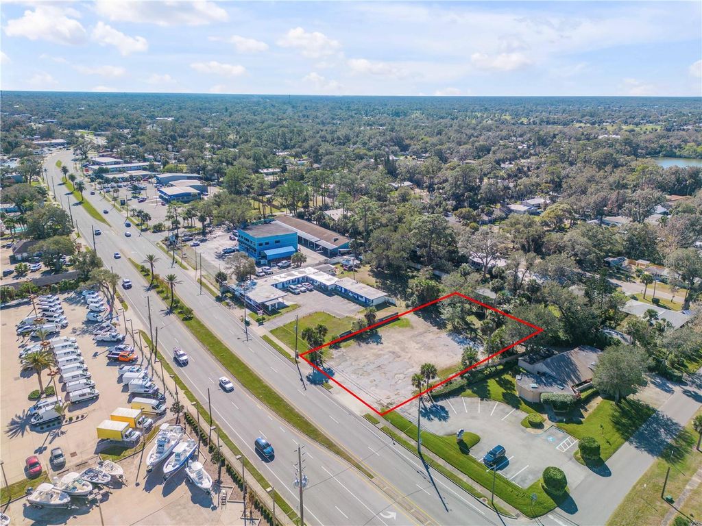 Image 10 of property listing at 1296 N DIXIE FREEWAY, New Smyrna Beach, FL 32168