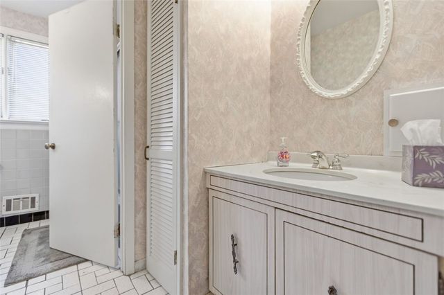 527 E McMurray Rd, Peters Twp, PA 15317