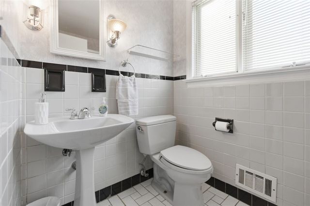527 E McMurray Rd, Peters Twp, PA 15317