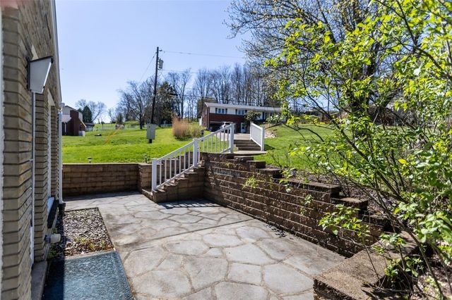 527 E McMurray Rd, Peters Twp, PA 15317