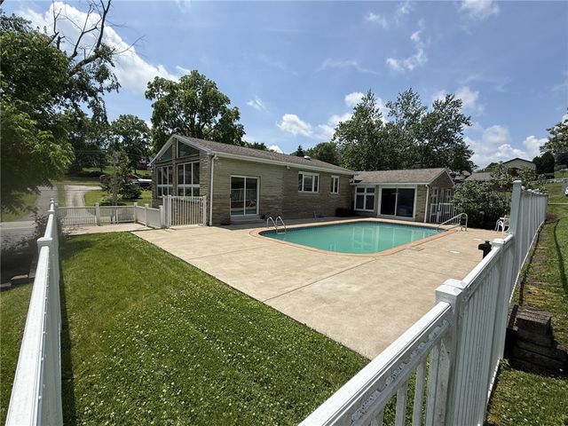 527 E McMurray Rd, Peters Twp, PA 15317