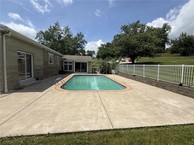 527 E McMurray Rd, Peters Twp, PA 15317