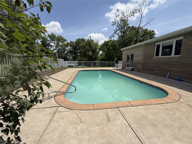 527 E McMurray Rd, Peters Twp, PA 15317