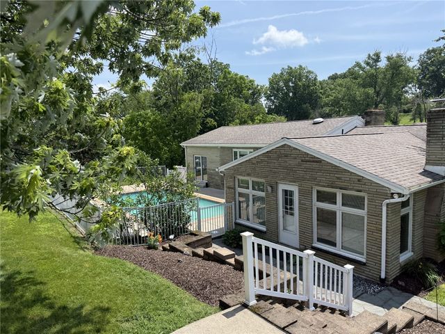 527 E McMurray Rd, Peters Twp, PA 15317