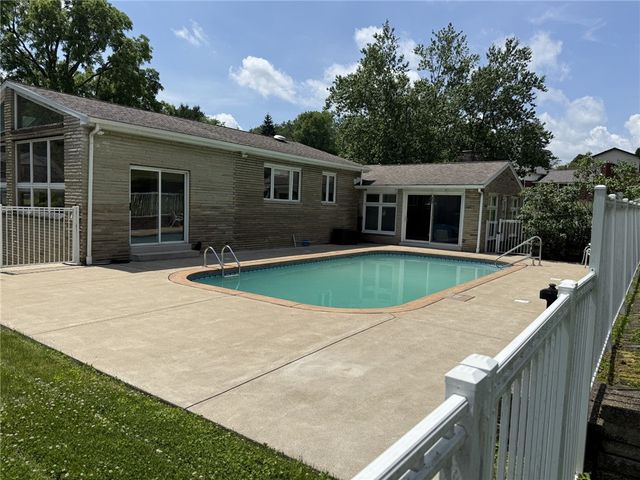 527 E McMurray Rd, Peters Twp, PA 15317