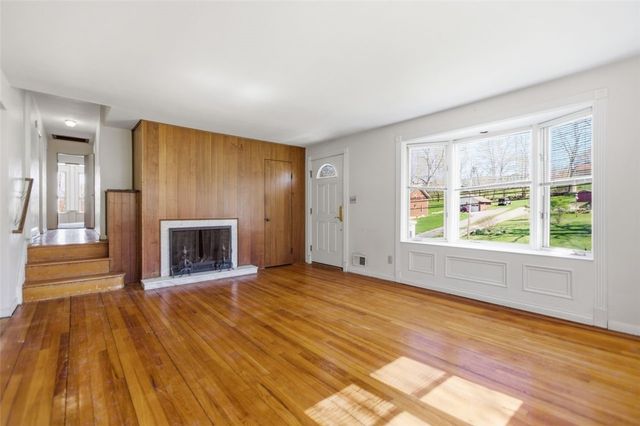 527 E McMurray Rd, Peters Twp, PA 15317
