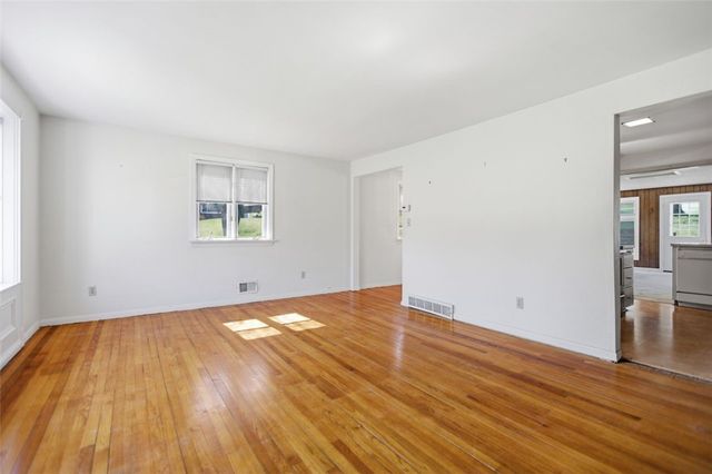 527 E McMurray Rd, Peters Twp, PA 15317