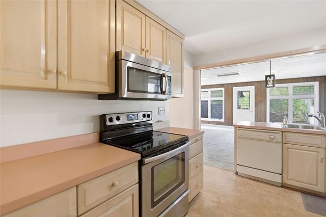 527 E McMurray Rd, Peters Twp, PA 15317