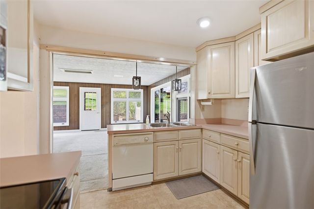 527 E McMurray Rd, Peters Twp, PA 15317