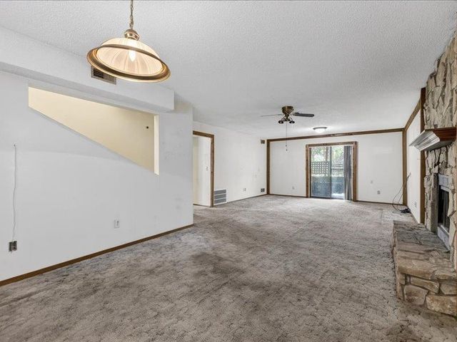 319 W Tomahawk St, Kechi, KS 67067