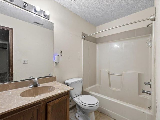 319 W Tomahawk St, Kechi, KS 67067