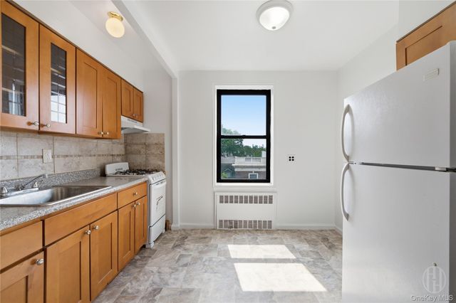 3727 86 6N, Jackson Heights, NY 11372