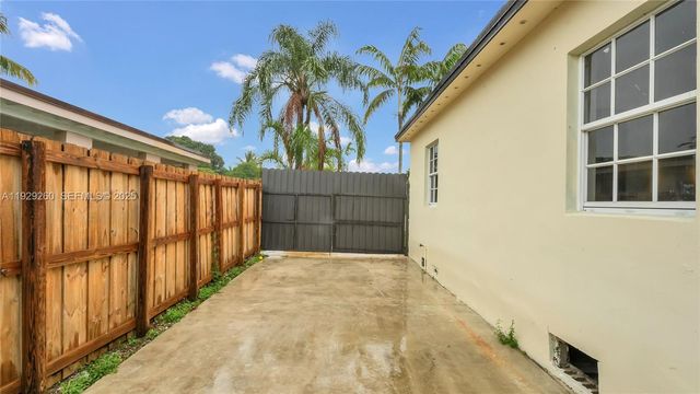 261 NW 144th St, Miami, FL 33168