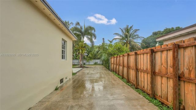 261 NW 144th St, Miami, FL 33168