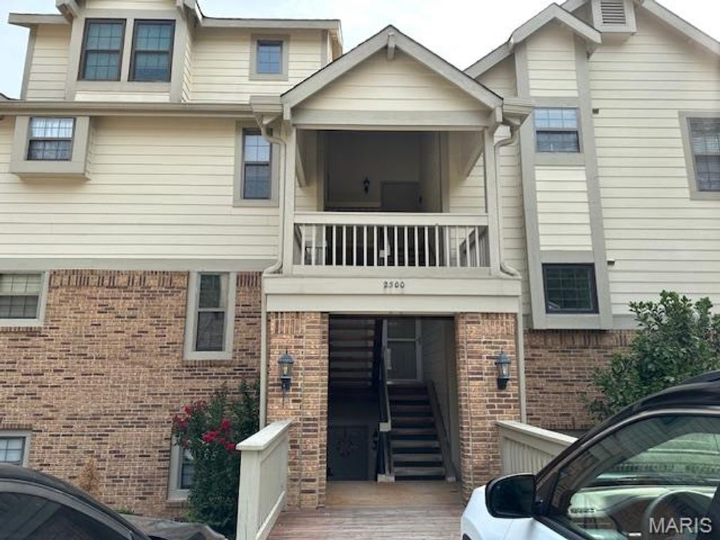 2300 Yellowstone Park Court F, Maryland Heights, MO 63043