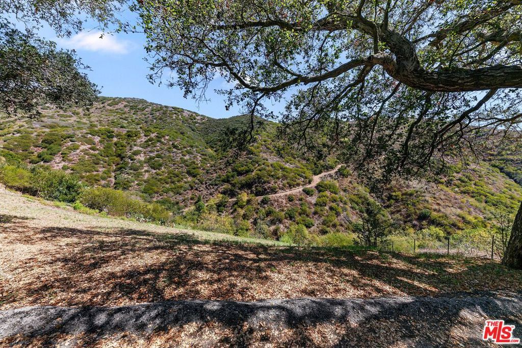 26557 Ocean View Dr, Malibu, CA 90265 — photo 2