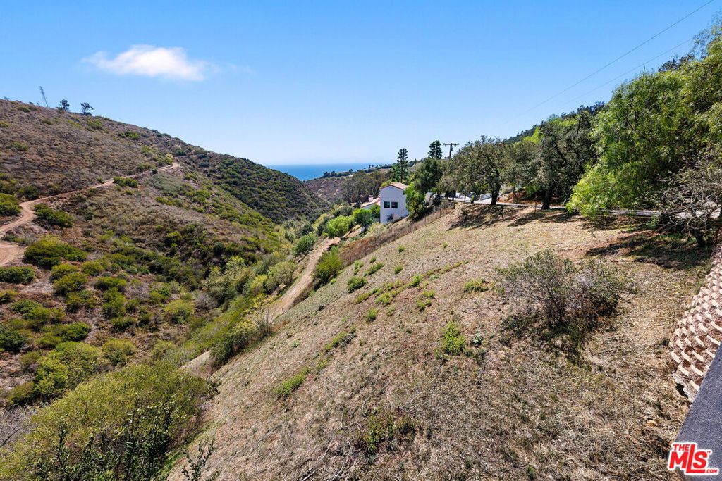 26557 Ocean View Dr, Malibu, CA 90265 — photo 5