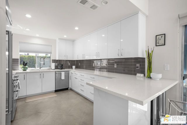 671 Dunes Court, Palm Springs, CA 92264