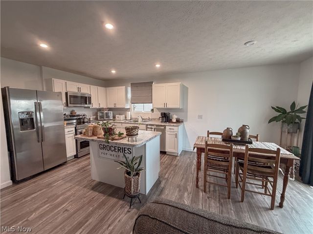 2670 Himelrigh Boulevard, Barberton, OH 44203