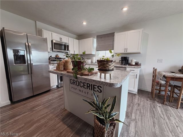 2670 Himelrigh Boulevard, Barberton, OH 44203