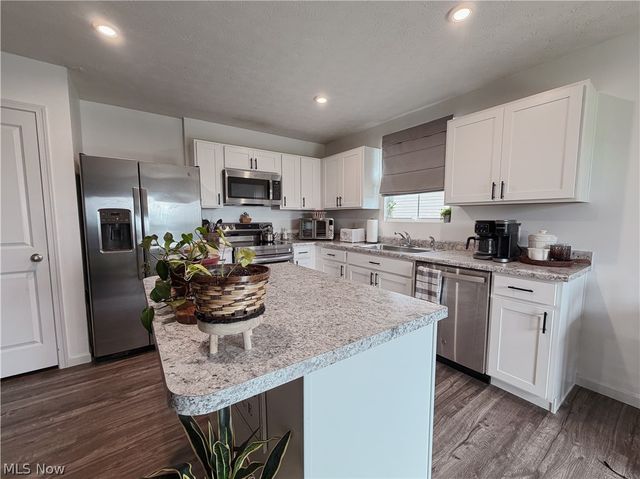 2670 Himelrigh Boulevard, Barberton, OH 44203